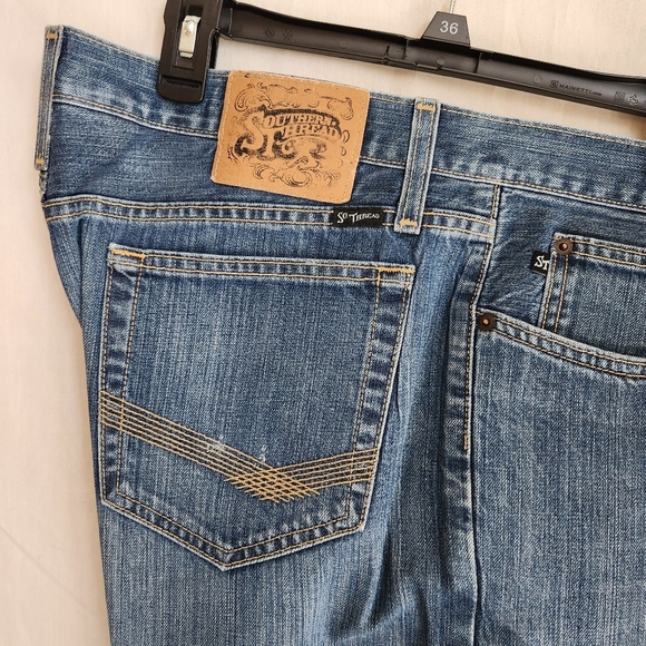 Southern Thread mens Denim blue Jeans size 38R boot cut. Some wear on hems - Picture 3 of 6